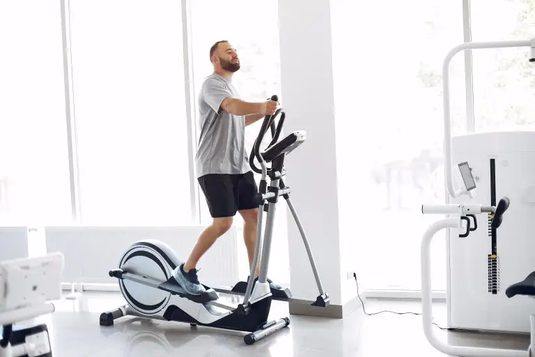 homme sportif sur velo elliptique